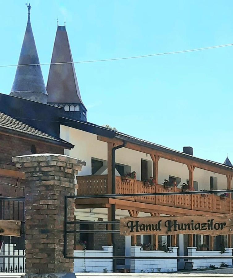 Pensiunea Hanul Huniazilor Hunedoara Exterior photo