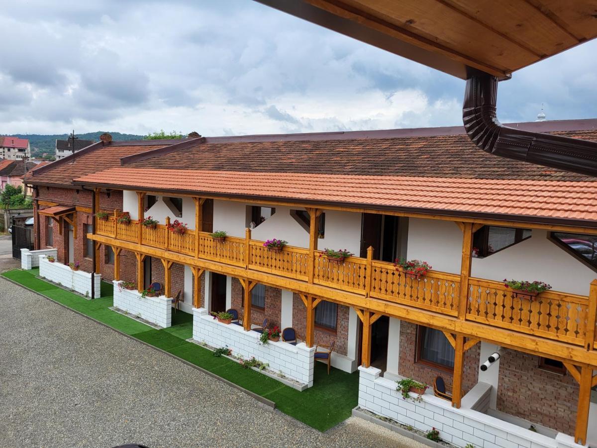 Pensiunea Hanul Huniazilor Hunedoara Exterior photo