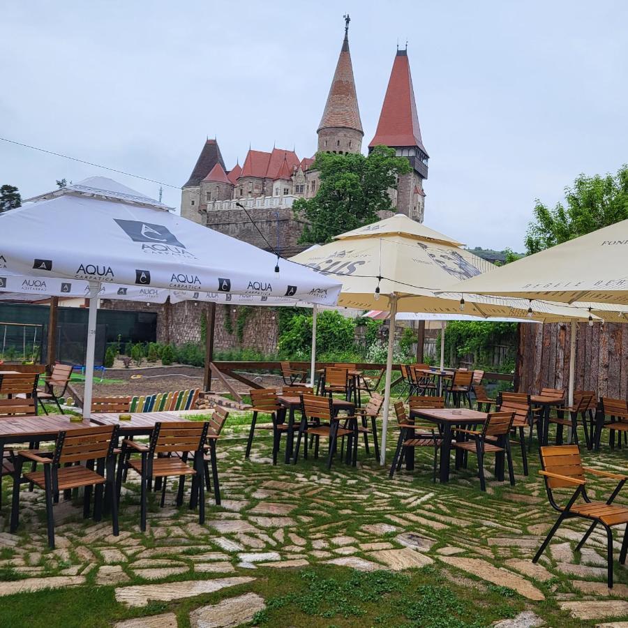 Pensiunea Hanul Huniazilor Hunedoara Exterior photo