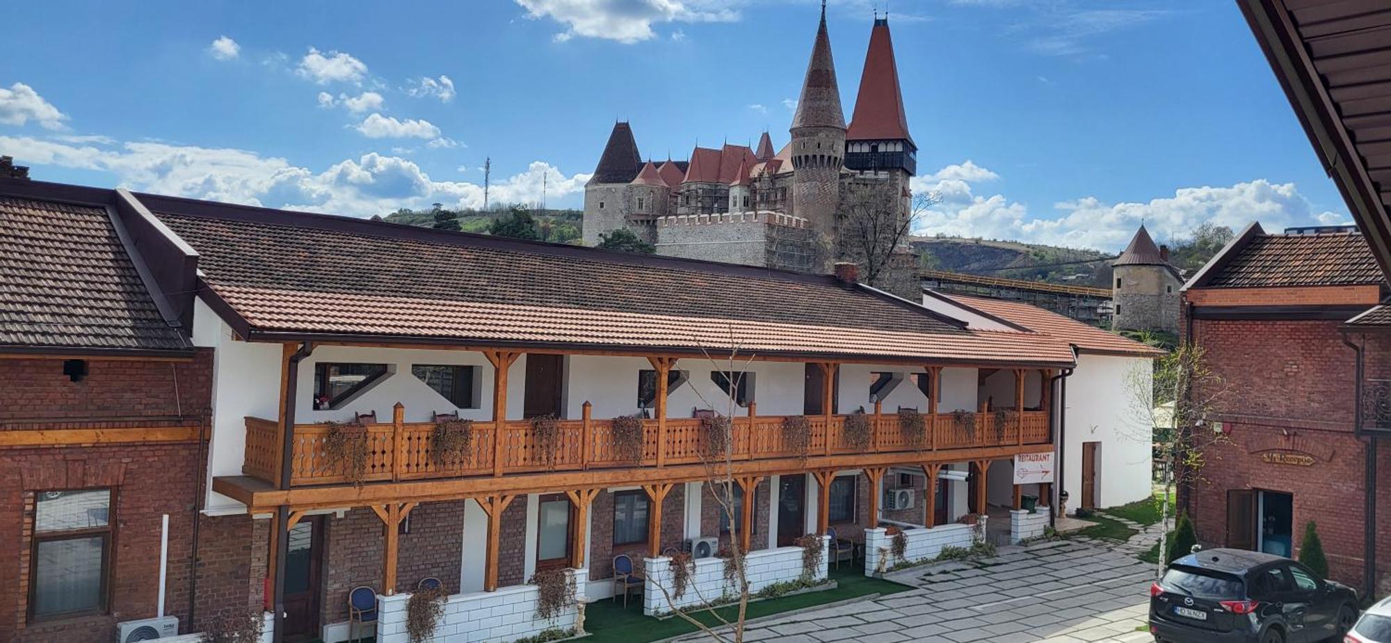 Pensiunea Hanul Huniazilor Hunedoara Exterior photo